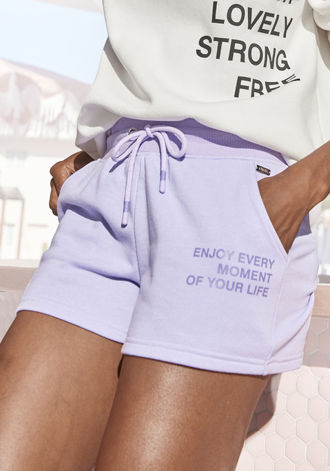Bild: Relaxshorts von Buffalo: Bequeme Sweatshorts von Buffalo. Mit kleinem Statement-Print,  Rippbündchen am elastische Tunnelzugbund und seitliche Eingrifftaschen. Weiche French-Terry-Qualität aus Baumwollmix.