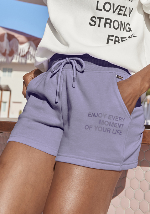 Bild: Relaxshorts von Buffalo: Bequeme Sweatshorts von Buffalo. Mit kleinem Statement-Print,  Rippbündchen am elastische Tunnelzugbund und seitliche Eingrifftaschen. Weiche French-Terry-Qualität aus Baumwollmix.