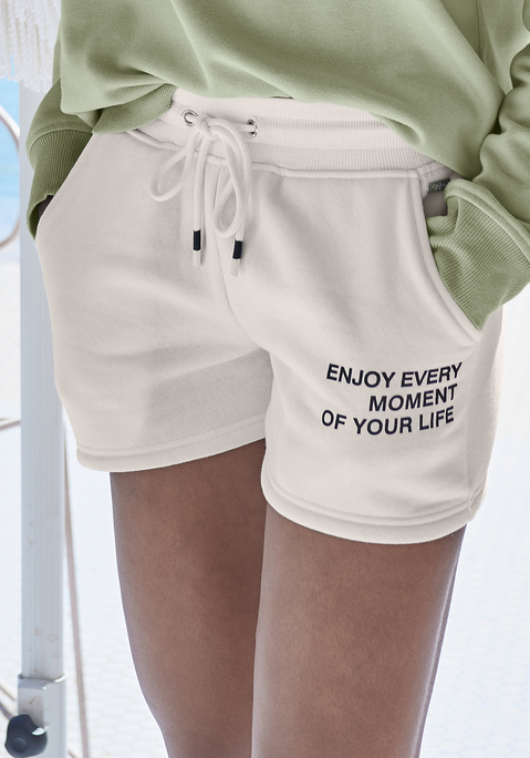 Bild: Relaxshorts von Buffalo: Bequeme Sweatshorts von Buffalo. Mit kleinem Statement-Print,  Rippbündchen am elastische Tunnelzugbund und seitliche Eingrifftaschen. Weiche French-Terry-Qualität aus Baumwollmix.