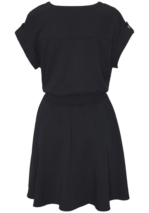 Bild: Sommerkleid von Buffalo: <h3>Modisches Sommerkleid von <strong>Buffalo</strong> – der perfekte Begleiter für sonnige Tage</h3>
<p>
Das Sommerkleid von <strong>Buffalo</strong> überzeugt durch seinen einzigartigen V-Ausschnitt und den eleganten Smok-Einsatz auf Taillenhöhe, der die Figur perfekt in Szene setzt. Die praktischen Eingrifftaschen verleihen dem Kleid nicht nur eine lässige Note, sondern machen es auch besonders funktional. Mit den kurzen, gekrempelten Ärmeln, die mit einem Riegel und Zierknopf versehen sind, bietet das Kleid einen modischen Charme, der in jedem Sommerlook heraussticht. Die leichte Raffung am Rücken sorgt für eine harmonische Silhouette und ergänzt den stilvollen Look.
</p>

<h4>Details und Mehrwerte des Sommerkleids</h4>
<p>
Dieses figurumspielende Kleid bietet eine bequeme Passform, die sich ideal für warme Tage eignet. Der hochwertige Stoff sorgt für ein angenehmes Tragegefühl und ist pflegeleicht; eine Maschinenwäsche reicht aus, um das Kleid frisch zu halten. Die Jeansoptik verleiht dem Kleid eine trendige Ausstrahlung, während die sorgfältige Verarbeitung für Langlebigkeit spricht. So bleibt das Kleid auch bei häufigem Tragen in hervorragendem Zustand.
</p>

<h4>Outfit-Tipps und Trageanlässe</h4>
<p>
Das Sommerkleid von <strong>Buffalo</strong> lässt sich vielseitig kombinieren. Ideal für Freizeitaktivitäten, kann es mit lässigen Sneakern oder Sandalen getragen werden. Für einen coolen Streetwear-Look empfiehlt sich die Kombination mit einer Jeansjacke und einer Crossbody-Tasche. Perfekt für Outdoor-Aktivitäten oder entspannte Tage im Park, ist dieses Kleid auch eine gute Wahl für nette Abende mit Freunden. Accessoires wie große Sonnenbrillen und filigraner Schmuck runden das Outfit stilvoll ab und setzen individuelle Akzente.
</p>
<strong>Entscheide dich für das modische Kleid von <strong>Buffalo</strong> und genieße den Sommer in voller Eleganz!</strong>