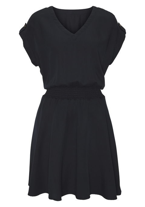 Bild: Sommerkleid von Buffalo: <h3>Modisches Sommerkleid von <strong>Buffalo</strong> – der perfekte Begleiter für sonnige Tage</h3>
<p>
Das Sommerkleid von <strong>Buffalo</strong> überzeugt durch seinen einzigartigen V-Ausschnitt und den eleganten Smok-Einsatz auf Taillenhöhe, der die Figur perfekt in Szene setzt. Die praktischen Eingrifftaschen verleihen dem Kleid nicht nur eine lässige Note, sondern machen es auch besonders funktional. Mit den kurzen, gekrempelten Ärmeln, die mit einem Riegel und Zierknopf versehen sind, bietet das Kleid einen modischen Charme, der in jedem Sommerlook heraussticht. Die leichte Raffung am Rücken sorgt für eine harmonische Silhouette und ergänzt den stilvollen Look.
</p>

<h4>Details und Mehrwerte des Sommerkleids</h4>
<p>
Dieses figurumspielende Kleid bietet eine bequeme Passform, die sich ideal für warme Tage eignet. Der hochwertige Stoff sorgt für ein angenehmes Tragegefühl und ist pflegeleicht; eine Maschinenwäsche reicht aus, um das Kleid frisch zu halten. Die Jeansoptik verleiht dem Kleid eine trendige Ausstrahlung, während die sorgfältige Verarbeitung für Langlebigkeit spricht. So bleibt das Kleid auch bei häufigem Tragen in hervorragendem Zustand.
</p>

<h4>Outfit-Tipps und Trageanlässe</h4>
<p>
Das Sommerkleid von <strong>Buffalo</strong> lässt sich vielseitig kombinieren. Ideal für Freizeitaktivitäten, kann es mit lässigen Sneakern oder Sandalen getragen werden. Für einen coolen Streetwear-Look empfiehlt sich die Kombination mit einer Jeansjacke und einer Crossbody-Tasche. Perfekt für Outdoor-Aktivitäten oder entspannte Tage im Park, ist dieses Kleid auch eine gute Wahl für nette Abende mit Freunden. Accessoires wie große Sonnenbrillen und filigraner Schmuck runden das Outfit stilvoll ab und setzen individuelle Akzente.
</p>
<strong>Entscheide dich für das modische Kleid von <strong>Buffalo</strong> und genieße den Sommer in voller Eleganz!</strong>
