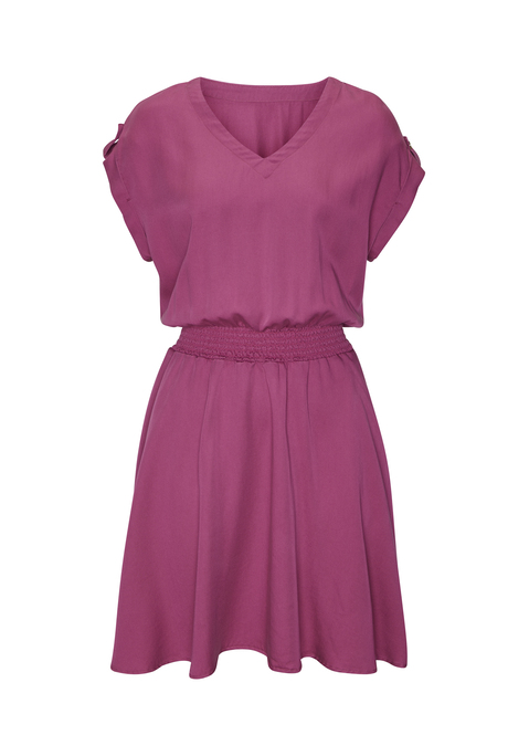 Bild: Sommerkleid von Buffalo: <h3>Modisches Sommerkleid von <strong>Buffalo</strong> – der perfekte Begleiter für sonnige Tage</h3>
<p>
Das Sommerkleid von <strong>Buffalo</strong> überzeugt durch seinen einzigartigen V-Ausschnitt und den eleganten Smok-Einsatz auf Taillenhöhe, der die Figur perfekt in Szene setzt. Die praktischen Eingrifftaschen verleihen dem Kleid nicht nur eine lässige Note, sondern machen es auch besonders funktional. Mit den kurzen, gekrempelten Ärmeln, die mit einem Riegel und Zierknopf versehen sind, bietet das Kleid einen modischen Charme, der in jedem Sommerlook heraussticht. Die leichte Raffung am Rücken sorgt für eine harmonische Silhouette und ergänzt den stilvollen Look.
</p>

<h4>Details und Mehrwerte des Sommerkleids</h4>
<p>
Dieses figurumspielende Kleid bietet eine bequeme Passform, die sich ideal für warme Tage eignet. Der hochwertige Stoff sorgt für ein angenehmes Tragegefühl und ist pflegeleicht; eine Maschinenwäsche reicht aus, um das Kleid frisch zu halten. Die Jeansoptik verleiht dem Kleid eine trendige Ausstrahlung, während die sorgfältige Verarbeitung für Langlebigkeit spricht. So bleibt das Kleid auch bei häufigem Tragen in hervorragendem Zustand.
</p>

<h4>Outfit-Tipps und Trageanlässe</h4>
<p>
Das Sommerkleid von <strong>Buffalo</strong> lässt sich vielseitig kombinieren. Ideal für Freizeitaktivitäten, kann es mit lässigen Sneakern oder Sandalen getragen werden. Für einen coolen Streetwear-Look empfiehlt sich die Kombination mit einer Jeansjacke und einer Crossbody-Tasche. Perfekt für Outdoor-Aktivitäten oder entspannte Tage im Park, ist dieses Kleid auch eine gute Wahl für nette Abende mit Freunden. Accessoires wie große Sonnenbrillen und filigraner Schmuck runden das Outfit stilvoll ab und setzen individuelle Akzente.
</p>
<strong>Entscheide dich für das modische Kleid von <strong>Buffalo</strong> und genieße den Sommer in voller Eleganz!</strong>