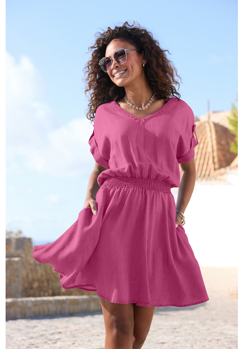 Bild: Sommerkleid von Buffalo: <h3>Modisches Sommerkleid von <strong>Buffalo</strong> – der perfekte Begleiter für sonnige Tage</h3>
<p>
Das Sommerkleid von <strong>Buffalo</strong> überzeugt durch seinen einzigartigen V-Ausschnitt und den eleganten Smok-Einsatz auf Taillenhöhe, der die Figur perfekt in Szene setzt. Die praktischen Eingrifftaschen verleihen dem Kleid nicht nur eine lässige Note, sondern machen es auch besonders funktional. Mit den kurzen, gekrempelten Ärmeln, die mit einem Riegel und Zierknopf versehen sind, bietet das Kleid einen modischen Charme, der in jedem Sommerlook heraussticht. Die leichte Raffung am Rücken sorgt für eine harmonische Silhouette und ergänzt den stilvollen Look.
</p>

<h4>Details und Mehrwerte des Sommerkleids</h4>
<p>
Dieses figurumspielende Kleid bietet eine bequeme Passform, die sich ideal für warme Tage eignet. Der hochwertige Stoff sorgt für ein angenehmes Tragegefühl und ist pflegeleicht; eine Maschinenwäsche reicht aus, um das Kleid frisch zu halten. Die Jeansoptik verleiht dem Kleid eine trendige Ausstrahlung, während die sorgfältige Verarbeitung für Langlebigkeit spricht. So bleibt das Kleid auch bei häufigem Tragen in hervorragendem Zustand.
</p>

<h4>Outfit-Tipps und Trageanlässe</h4>
<p>
Das Sommerkleid von <strong>Buffalo</strong> lässt sich vielseitig kombinieren. Ideal für Freizeitaktivitäten, kann es mit lässigen Sneakern oder Sandalen getragen werden. Für einen coolen Streetwear-Look empfiehlt sich die Kombination mit einer Jeansjacke und einer Crossbody-Tasche. Perfekt für Outdoor-Aktivitäten oder entspannte Tage im Park, ist dieses Kleid auch eine gute Wahl für nette Abende mit Freunden. Accessoires wie große Sonnenbrillen und filigraner Schmuck runden das Outfit stilvoll ab und setzen individuelle Akzente.
</p>
<strong>Entscheide dich für das modische Kleid von <strong>Buffalo</strong> und genieße den Sommer in voller Eleganz!</strong>