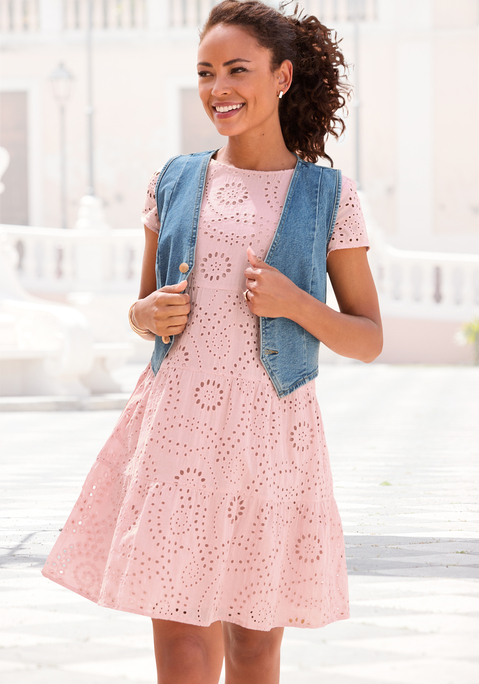 Bild: Spitzenkleid von Buffalo: Sommerliches Spitzenkleid von Buffalo im modischen Stufenschnitt. Mit Flügelärmeln, hohem Rundhalsausschnitt und Spitzendetails. Lockere, die Figur umspielende Passform. Komplett mit weichem Viskose-Innenfutter für hohen Tragekomfort. Oberstoff aus Baumwolle.