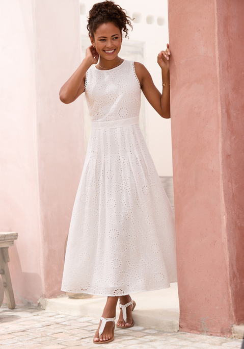 Bild: Spitzenkleid von Buffalo: <h3>Ärmelloses Sommerkleid mit romantischem Flair</h3>
<p>
Das ätherische, ärmellose Maxikleid von <strong>Buffalo</strong> besticht durch seine exquisite Lochstickerei und die verspielten Spitzendetails am Armausschnitt. Dieses Kleid vereint Eleganz und Leichtigkeit und ist somit die perfekte Wahl für besondere Anlässe. Die schmeichelnden Falten im Taillenbereich setzen die Silhouette gekonnt in Szene und sorgen für eine feminine Ausstrahlung.
</p>

<h4>Hochwertige Materialien und pflegeleichte Handhabung</h4>
<p>
Das Kleid ist aus einem angenehmen Mix gefertigt, der sowohl Komfort als auch Stil bietet. Das Innenfutter aus Viskose sorgt für ein weiches Tragegefühl auf der Haut. Dank des nahtverdeckten Reißverschlusses hinten lässt sich das Kleid mühelos an- und ausziehen. Für die Pflege empfehlen wir eine Schonwäsche bei 30°C, um die Qualität langfristig zu erhalten. Bleiche und den Trockner sollten vermieden werden, um die Langlebigkeit des Kleidungsstücks zu gewährleisten.
</p>

<h4>Stilvolle Kombinationen für verschiedene Anlässe</h4>
<p>
Dieses Maxikleid lässt sich ideal mit eleganten Sandalen oder hohen Schuhen kombinieren, um einen glamourösen Look für Gartenpartys oder Hochzeitsfeiern zu kreieren. Für einen lässigen Alltagslook passen flache Sommerschuhe, eine modische Sonnenbrille und eine sommerliche Handtasche. Ob beim Ausgehen mit Freunden oder bei entspannten Nachmittagen, dieses Kleid ist vielseitig einsetzbar und ein wahrer Hingucker.
</p>

<strong>Bei jedem Anlass strahlen: mit dem Maxikleid von <strong>Buffalo</strong>!</strong>