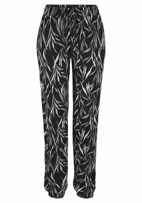 Bild: Strandhose von Buffalo: Schlufhose mit Blätterdruck. Breiter Gummizugbund mit Zierkordel. Mit Eingrifftaschen. Gerade Beinform mit Gummizug am Saum. Allover bedruckt, jedes Teil ein Unikat. Aus Viskose.