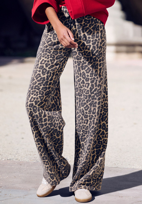 Bild: Sweathose von Buffalo: Relaxte Sweathose zum Loungen von Buffalo mit Allover-Leo-Print. Weites Bein. Elastischer Bund mit Kordelzug sowie elastische Bündchen. Ideal zum Entspannen zu Hause. Hochwertige Sweatqualität aus einer Baumwollmischung.