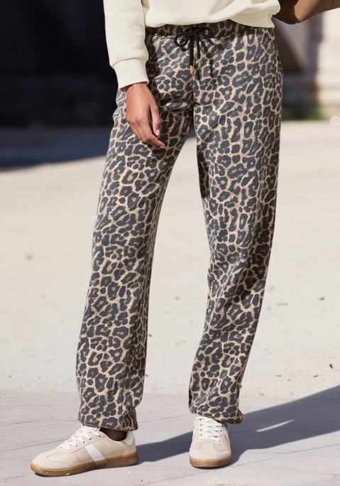Bild: Sweathose von Buffalo: Markante Loungehose von Buffalo mit Allover-Leo-Print. Mit geradem Bein, dass unten schmal zuläuft. Elastischer Bund mit Kordelzug für einen angenehmen Sitz. Seitliche Eingrifftaschen. Hochwertige Sweatqualität aus einer Baumwollmischung.
