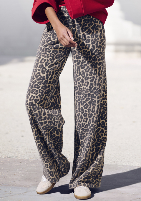 Bild: Sweathose von Buffalo: Relaxte Sweathose zum Loungen von Buffalo mit Allover-Leo-Print. Weites Bein. Elastischer Bund. Ideal zum Entspannen zu Hause. Hochwertige Sweatqualität aus einer Baumwollmischung.