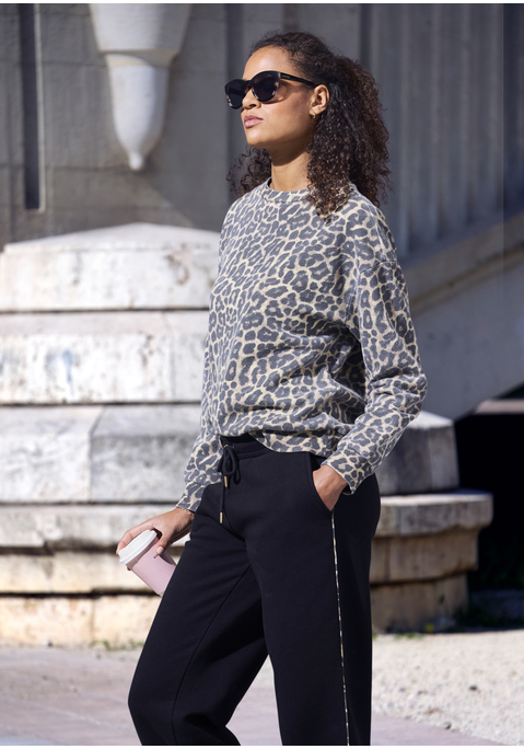 Bild: Sweatshirt von Buffalo: Bequemes Sweatshirt von Buffalo mit trendigem Allover-Print. Langarmdesign mit überschnittenen Schultern. Rundhalsausschnitt mit Rippbündchen. Elastische Bündchen am Ärmel und am Saum. Hochwertige Sweatqualität aus einer Baumwollmischung.