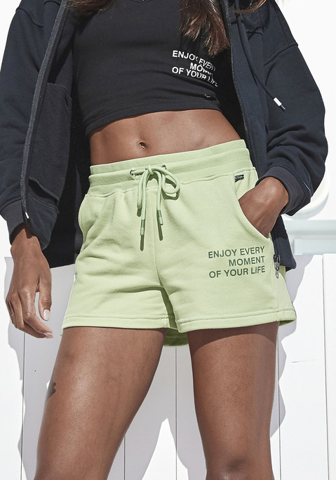 Bild: Sweatshorts von Buffalo: Bequeme Sweatshorts von Buffalo. Mit kleinem Statement-Print,  Rippbündchen am elastische Tunnelzugbund und seitliche Eingrifftaschen. Weiche French-Terry-Qualität aus Baumwollmix.