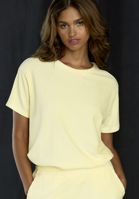 Bild: T-Shirt von Buffalo: Stylisches Oversize-T-Shirt von Buffalo in hochwertiger Cord-Struktur im Retro-Stil. Überschnittene Schultern treffen auf eine Loose-Fit-Passform. Trageangenehme Qualität aus einem elastischen Baumwoll-Mix.