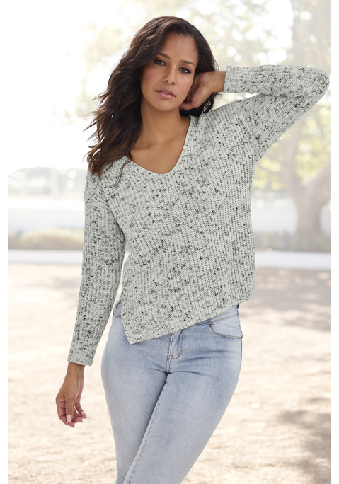 Bild: V-Ausschnitt-Pullover von Buffalo: In weicher Chenille-Qualität und angesagter Multicolour-Optik. Mit V-Ausschnitt und seitlichen Schlitzen am Saum. Länge ca. 64 cm.  Aus 100% Polyester.