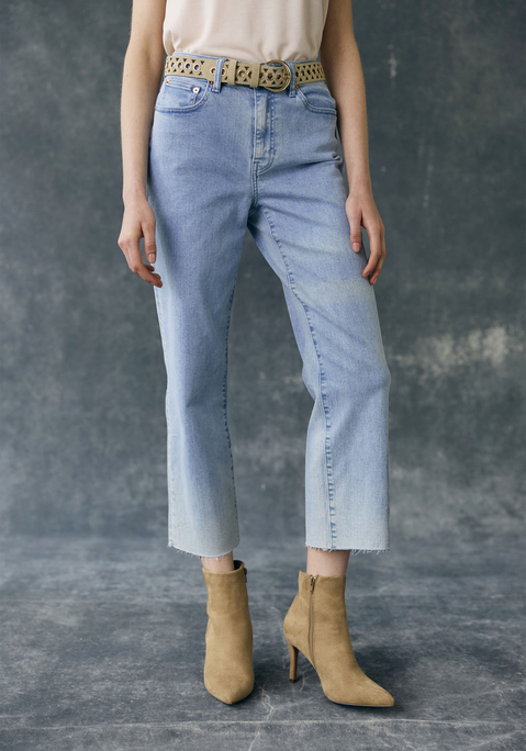 Bild: Weite Jeans von Buffalo: Weiche Culotte-Jeans von Buffalo. Ausgestelltes 7/8-Bein bei normaler Leibhöhe. Leicht ausgefranster Beinabschluss. 5-Pocket-Style. Ideal für die Freizeit. Aus weichem Baumwoll-Denim.