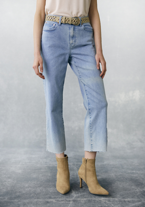 Bild: Weite Jeans von Buffalo: Weiche Culotte-Jeans von Buffalo. Ausgestelltes 7/8-Bein bei normaler Leibhöhe. Leicht ausgefranster Beinabschluss. 5-Pocket-Style. Ideal für die Freizeit. Aus weichem Baumwoll-Denim.