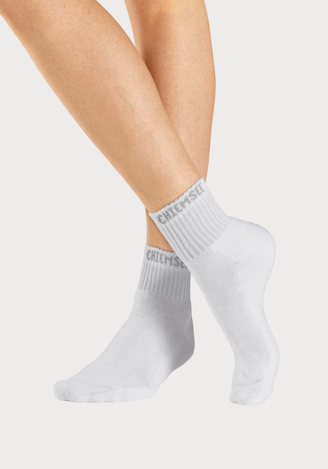 Bild: Kurzsocken von Chiemsee: Sportliche Kurzsocken von Chiemsee im praktischen 6er-Pack. Gestrickter Markenname in Kontrastfarbe am Bund. Mit angenehmem Halt dank gerippten Schafts. Elastisches Material mit hohem Baumwollanteil.