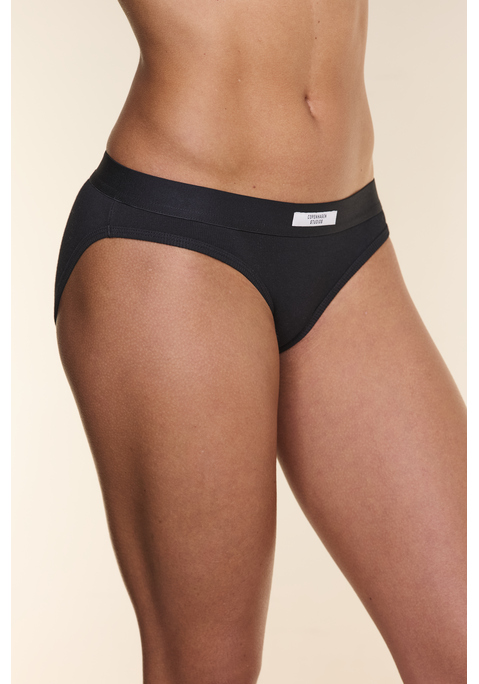 Bild: Bikinislip von Copenhagen Studios: Bikinislip von Copenhagen Studios. Elastischer Bund mit Logo-Patch vorn. Gerippte, elastische Baumwolle.