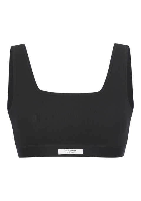 Bild: Bustier von Copenhagen Studios: Reduziert, stylisch, sportlich: Das gerippte Bustier von Copenhagen Studios vereint eine bequeme Passform mit modernem Minimalismus. Ein weiches, elastisches Bündchen mit Labelpatch sorgt für sicheren Halt und ein angenehmes Tragegefühl. Die elastische Qualität des Tops schmiegt sich sanft an den Körper – perfekt für entspannte Stunden oder als lässiges Loungewear-Teil. Ein Everyday-Essential: das Bustier von Copenhagen Studios.