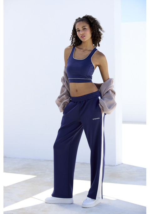 Bild: Crop-Top von Copenhagen Studios: Sportliches Performance-Crop-Top von Copenhagen Studios. Rundhalsausschnitt mit Kontrastpiping. Überkreuzte Träger am Rücken. Logoprint am Saum. Atmungsaktives, elastisches Funktionsmaterial.