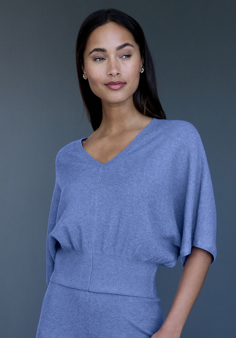 Bild: Fledermausshirt von Copenhagen Studios: Modernes, leger geschnittenes Strickshirt von Copenhagen Studios. Mit V-Ausschnitt und kurzen Fledermausärmeln. Breiter elastischer Saum zum Schoppen. Ideal für entspannte Stunden zu Hause. Weiches, hochwertiges Material.