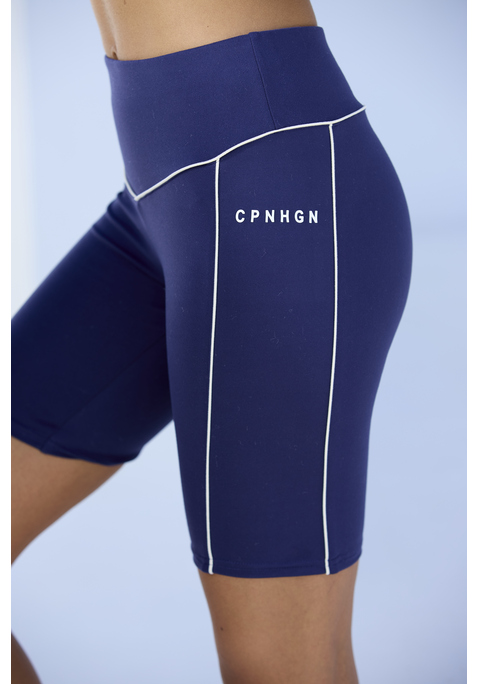 Bild: Funktionsshorts von Copenhagen Studios: Sportliche Performance-Shorts von Copenhagen Studios. Einsätze mit Paspeln entlang der Seitennähte. Elastischer Bund mit Logodruck. Praktische Handytasche am rechten Bein. Atmungsaktives, elastisches Funktionsmaterial.