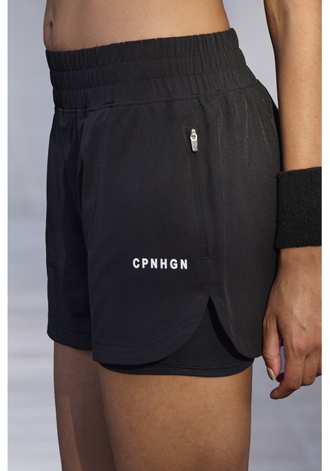 Bild: Funktionsshorts von Copenhagen Studios: Locker geschnittene Performance-Shorts von Copenhagen Studios mit elastischem Bund. Doppellagig: mit engen, darunterliegenden Radlershorts. Eingrifftaschen an den Seiten. Logoprint am Bein. Bequeme Qualität.