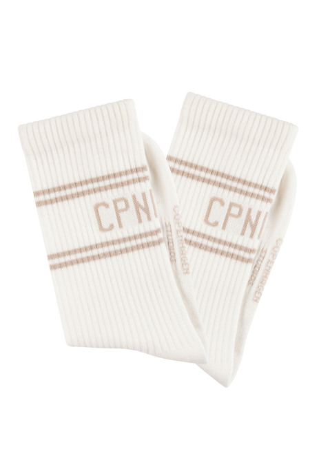 Bild: Langsocken von Copenhagen Studios: Trendige kompakte Tennissocken von Copenhagen Studios im 2er-Pack. Langer, gerippter Schaft für einen guten Halt. Piqué-Struktur unter der Sohle. An Ferse und Fußspitze verstärkt. Trageangenehme Baumwollmischung.