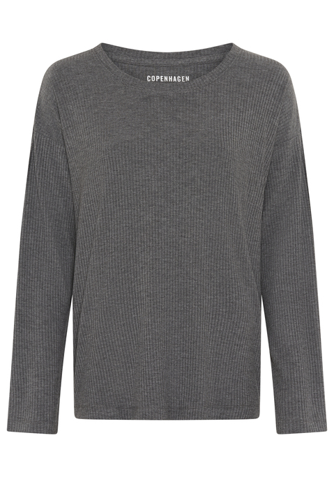 Bild: Longsleeve von Copenhagen Studios: <h3>Bequemes Longsleeve für entspannte Nächte</h3>
<p>
Das bequeme Longsleeve von <strong>Copenhagen Studios</strong> ist die ideale Wahl für erholsame Nächte. Mit seinem klassischen Rundhalsausschnitt und der angenehmen Rippqualität sorgt es für ein komfortables Tragegefühl. Es hebt sich durch seine schlichte, unifarbene Optik hervor und ist damit perfekt für einen entspannten Abend zu Hause oder eine ruhige Nacht im Bett.
</p>

<h4>Hochwertige Materialien und Pflegeleichtigkeit</h4>
<p>
Das lngärmelige Schlafshirt überzeugt nicht nur durch sein stilvolles Design, sondern auch durch die Verwendung hochwertiger Materialien. Die bequeme Passform bietet ausreichend Bewegungsfreiheit, während die Rippqualität für eine angenehme Haptik sorgt. Zudem ist das Langarmshirt pflegeleicht und kann problemlos in der Maschine gewaschen werden, was die Reinigung zum Kinderspiel macht.
</p>

<h4>Vielseitige Kombinationen für jeden Anlass</h4>
<p>
Das Sleepshirt ist nicht nur für die Nacht geeignet, sondern kann auch perfekt für entspannte Freizeitaktivitäten getragen werden. Ob beim Chillen zu Hause, beim Yoga oder beim gemütlichen Spaziergang – dieser Style ergänzt sich wunderbar mit einer bequemen Jogginghose oder lässigen Shorts.
</p>

<p>
Mit diesem Longsleeve von <strong>Copenhagen Studios</strong> wird jede Nacht zum Erlebnis!
</p>