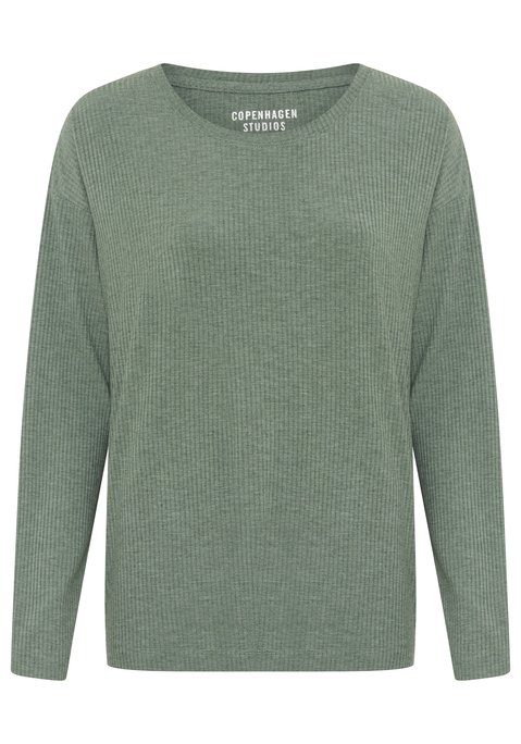 Bild: Pyjamaoberteil von Copenhagen Studios: <h3>Bequemes Longsleeve für entspannte Nächte</h3>
<p>
Das bequeme Longsleeve von <strong>Copenhagen Studios</strong> ist die ideale Wahl für erholsame Nächte. Mit seinem klassischen Rundhalsausschnitt und der angenehmen Rippqualität sorgt es für ein komfortables Tragegefühl. Es hebt sich durch seine schlichte, unifarbene Optik hervor und ist damit perfekt für einen entspannten Abend zu Hause oder eine ruhige Nacht im Bett.
</p>

<h4>Hochwertige Materialien und Pflegeleichtigkeit</h4>
<p>
Das lngärmelige Schlafshirt überzeugt nicht nur durch sein stilvolles Design, sondern auch durch die Verwendung hochwertiger Materialien. Die bequeme Passform bietet ausreichend Bewegungsfreiheit, während die Rippqualität für eine angenehme Haptik sorgt. Zudem ist das Langarmshirt pflegeleicht und kann problemlos in der Maschine gewaschen werden, was die Reinigung zum Kinderspiel macht.
</p>

<h4>Vielseitige Kombinationen für jeden Anlass</h4>
<p>
Das Sleepshirt ist nicht nur für die Nacht geeignet, sondern kann auch perfekt für entspannte Freizeitaktivitäten getragen werden. Ob beim Chillen zu Hause, beim Yoga oder beim gemütlichen Spaziergang – dieser Style ergänzt sich wunderbar mit einer bequemen Jogginghose oder lässigen Shorts.
</p>

<p>
Mit diesem Longsleeve von <strong>Copenhagen Studios</strong> wird jede Nacht zum Erlebnis!
</p>