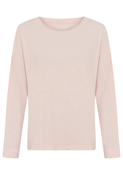 Bild: Longsleeve von Copenhagen Studios: <h3>Bequemes Longsleeve für entspannte Nächte</h3>
<p>
Das bequeme Longsleeve von <strong>Copenhagen Studios</strong> ist die ideale Wahl für erholsame Nächte. Mit seinem klassischen Rundhalsausschnitt und der angenehmen Rippqualität sorgt es für ein komfortables Tragegefühl. Es hebt sich durch seine schlichte, unifarbene Optik hervor und ist damit perfekt für einen entspannten Abend zu Hause oder eine ruhige Nacht im Bett.
</p>

<h4>Hochwertige Materialien und Pflegeleichtigkeit</h4>
<p>
Das lngärmelige Schlafshirt überzeugt nicht nur durch sein stilvolles Design, sondern auch durch die Verwendung hochwertiger Materialien. Die bequeme Passform bietet ausreichend Bewegungsfreiheit, während die Rippqualität für eine angenehme Haptik sorgt. Zudem ist das Langarmshirt pflegeleicht und kann problemlos in der Maschine gewaschen werden, was die Reinigung zum Kinderspiel macht.
</p>

<h4>Vielseitige Kombinationen für jeden Anlass</h4>
<p>
Das Sleepshirt ist nicht nur für die Nacht geeignet, sondern kann auch perfekt für entspannte Freizeitaktivitäten getragen werden. Ob beim Chillen zu Hause, beim Yoga oder beim gemütlichen Spaziergang – dieser Style ergänzt sich wunderbar mit einer bequemen Jogginghose oder lässigen Shorts.
</p>

<p>
Mit diesem Longsleeve von <strong>Copenhagen Studios</strong> wird jede Nacht zum Erlebnis!
</p>