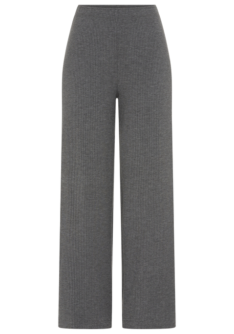 Bild: Pyjamahose von Copenhagen Studios: <h3>Bequeme Pyjamahose für entspannte Nächte</h3>
<p>
Die Pyjamahose von <strong>Copenhagen Studios</strong> überzeugt durch ihren weiten Schnitt, der für höchsten Komfort sorgt. Der elastische Gummizugbund passt sich optimal an und bietet eine angenehme Passform. Hergestellt aus einer hochwertigen Rippqualität, vereint diese Hose Stil und Behaglichkeit und ist damit die perfekte Wahl für gemütliche Abende zu Hause.
</p>

<h4>Artikeldetails und Pflegehinweise</h4>
<p>
Diese modische Schlafhose präsentiert sich in einem schlichten, unifarbenen Design, das sich vielseitig kombinieren lässt. Sie ist ideal für alle, die Wert auf lässige Eleganz legen. Die bequeme Passform sorgt dafür, dass sie auch beim Entspannen oder Schlafen nicht einengt. Zur Pflege empfiehlt sich eine Maschinenwäsche, damit die Hose auch nach mehreren Wäschen ihre Form und Farbintensität behält.
</p>

<h4>Outfit-Tipps und Trageanlässe</h4>
<p>
Die Pyjamahose von <strong>Copenhagen Studios</strong> lässt sich hervorragend mit einem lässigen T-Shirt oder einem gemütlichen Sweatshirt kombinieren. Sie eignet sich perfekt für entspannte Stunden zu Hause, beim Yoga oder für einen gemütlichen Filmabend.
</p>

<p>Diese Pyjamahose von <strong>Copenhagen Studios</strong> ist etwas ganz Besonderes.</p>