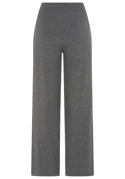 Bild: Pyjamahose von Copenhagen Studios: <h3>Bequeme Pyjamahose für entspannte Nächte</h3>
<p>
Die Pyjamahose von <strong>Copenhagen Studios</strong> überzeugt durch ihren weiten Schnitt, der für höchsten Komfort sorgt. Der elastische Gummizugbund passt sich optimal an und bietet eine angenehme Passform. Hergestellt aus einer hochwertigen Rippqualität, vereint diese Hose Stil und Behaglichkeit und ist damit die perfekte Wahl für gemütliche Abende zu Hause.
</p>

<h4>Artikeldetails und Pflegehinweise</h4>
<p>
Diese modische Schlafhose präsentiert sich in einem schlichten, unifarbenen Design, das sich vielseitig kombinieren lässt. Sie ist ideal für alle, die Wert auf lässige Eleganz legen. Die bequeme Passform sorgt dafür, dass sie auch beim Entspannen oder Schlafen nicht einengt. Zur Pflege empfiehlt sich eine Maschinenwäsche, damit die Hose auch nach mehreren Wäschen ihre Form und Farbintensität behält.
</p>

<h4>Outfit-Tipps und Trageanlässe</h4>
<p>
Die Pyjamahose von <strong>Copenhagen Studios</strong> lässt sich hervorragend mit einem lässigen T-Shirt oder einem gemütlichen Sweatshirt kombinieren. Sie eignet sich perfekt für entspannte Stunden zu Hause, beim Yoga oder für einen gemütlichen Filmabend.
</p>

<p>Diese Pyjamahose von <strong>Copenhagen Studios</strong> ist etwas ganz Besonderes.</p>