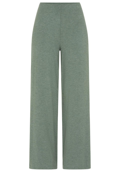 Bild: Pyjamahose von Copenhagen Studios: <h3>Bequeme Pyjamahose für entspannte Nächte</h3>
<p>
Die Pyjamahose von <strong>Copenhagen Studios</strong> überzeugt durch ihren weiten Schnitt, der für höchsten Komfort sorgt. Der elastische Gummizugbund passt sich optimal an und bietet eine angenehme Passform. Hergestellt aus einer hochwertigen Rippqualität, vereint diese Hose Stil und Behaglichkeit und ist damit die perfekte Wahl für gemütliche Abende zu Hause.
</p>

<h4>Artikeldetails und Pflegehinweise</h4>
<p>
Diese modische Schlafhose präsentiert sich in einem schlichten, unifarbenen Design, das sich vielseitig kombinieren lässt. Sie ist ideal für alle, die Wert auf lässige Eleganz legen. Die bequeme Passform sorgt dafür, dass sie auch beim Entspannen oder Schlafen nicht einengt. Zur Pflege empfiehlt sich eine Maschinenwäsche, damit die Hose auch nach mehreren Wäschen ihre Form und Farbintensität behält.
</p>

<h4>Outfit-Tipps und Trageanlässe</h4>
<p>
Die Pyjamahose von <strong>Copenhagen Studios</strong> lässt sich hervorragend mit einem lässigen T-Shirt oder einem gemütlichen Sweatshirt kombinieren. Sie eignet sich perfekt für entspannte Stunden zu Hause, beim Yoga oder für einen gemütlichen Filmabend.
</p>

<p>Diese Pyjamahose von <strong>Copenhagen Studios</strong> ist etwas ganz Besonderes.</p>