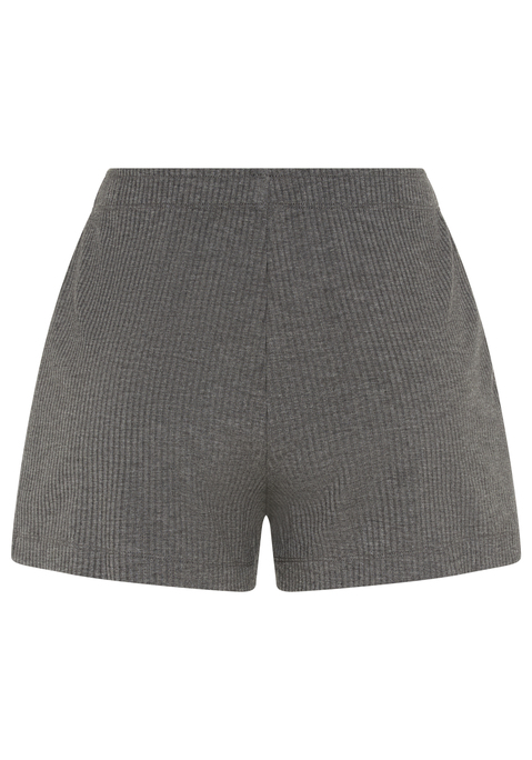 Bild: Pyjamashorts von Copenhagen Studios: <h3>Bequeme Pyjamashorts für entspannte Nächte</h3>
<p>
Die Pyjamashorts von <strong>Copenhagen Studios</strong> bieten höchsten Schlafkomfort. Durch das elegante Design und die unifarbene Optik sind diese Shorts nicht nur für die Nacht geeignet, sondern auch ideal für entspannte Stunden zu Hause. Der besondere Gummizugbund mit Bindeband sorgt für eine individuelle Anpassung und optimalen Sitz, ohne einzuengen.
</p>

<h4>Details und Pflegehinweise</h4>
<p>
Diese Shorts bestechen durch ihre bequeme Passform und die hochwertige Rippqualität, die ein angenehmes Tragegefühl gewährleistet. Sie sind aus einem feinen, atmungsaktiven Material gefertigt, das für eine optimale Luftzirkulation sorgt. Pflegeleicht können sie problemlos in der Maschine gewaschen werden, sodass sie stets frisch und bereit für den nächsten Einsatz sind.
</p>

<h4>Outfit-Tipps und Trageanlässe</h4>
<p>
Die Schlafshorts sind die perfekte Wahl für gemütliche Abende zu Hause oder entspannte Wochenenden. Sie lassen sich hervorragend mit einem lässigen T-Shirt oder einem langen Oberteil kombinieren. Ideal für die Nacht und als bequeme Freizeitkleidung beim Entspannen mit Freunden oder beim gemütlichen Filmeabend.
</p>

<p>
In den Pyjamashorts von <strong>Copenhagen Studios</strong> werden die Nächte zu einem unvergesslichen Erlebnis.
</p>