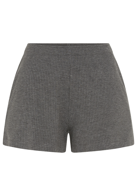 Bild: Pyjamashorts von Copenhagen Studios: <h3>Bequeme Pyjamashorts für entspannte Nächte</h3>
<p>
Die Pyjamashorts von <strong>Copenhagen Studios</strong> bieten höchsten Schlafkomfort. Durch das elegante Design und die unifarbene Optik sind diese Shorts nicht nur für die Nacht geeignet, sondern auch ideal für entspannte Stunden zu Hause. Der besondere Gummizugbund mit Bindeband sorgt für eine individuelle Anpassung und optimalen Sitz, ohne einzuengen.
</p>

<h4>Details und Pflegehinweise</h4>
<p>
Diese Shorts bestechen durch ihre bequeme Passform und die hochwertige Rippqualität, die ein angenehmes Tragegefühl gewährleistet. Sie sind aus einem feinen, atmungsaktiven Material gefertigt, das für eine optimale Luftzirkulation sorgt. Pflegeleicht können sie problemlos in der Maschine gewaschen werden, sodass sie stets frisch und bereit für den nächsten Einsatz sind.
</p>

<h4>Outfit-Tipps und Trageanlässe</h4>
<p>
Die Schlafshorts sind die perfekte Wahl für gemütliche Abende zu Hause oder entspannte Wochenenden. Sie lassen sich hervorragend mit einem lässigen T-Shirt oder einem langen Oberteil kombinieren. Ideal für die Nacht und als bequeme Freizeitkleidung beim Entspannen mit Freunden oder beim gemütlichen Filmeabend.
</p>

<p>
In den Pyjamashorts von <strong>Copenhagen Studios</strong> werden die Nächte zu einem unvergesslichen Erlebnis.
</p>