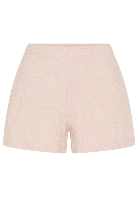 Bild: Pyjamashorts von Copenhagen Studios: <h3>Bequeme Pyjamashorts für entspannte Nächte</h3>
<p>
Die Pyjamashorts von <strong>Copenhagen Studios</strong> bieten höchsten Schlafkomfort. Durch das elegante Design und die unifarbene Optik sind diese Shorts nicht nur für die Nacht geeignet, sondern auch ideal für entspannte Stunden zu Hause. Der besondere Gummizugbund mit Bindeband sorgt für eine individuelle Anpassung und optimalen Sitz, ohne einzuengen.
</p>

<h4>Details und Pflegehinweise</h4>
<p>
Diese Shorts bestechen durch ihre bequeme Passform und die hochwertige Rippqualität, die ein angenehmes Tragegefühl gewährleistet. Sie sind aus einem feinen, atmungsaktiven Material gefertigt, das für eine optimale Luftzirkulation sorgt. Pflegeleicht können sie problemlos in der Maschine gewaschen werden, sodass sie stets frisch und bereit für den nächsten Einsatz sind.
</p>

<h4>Outfit-Tipps und Trageanlässe</h4>
<p>
Die Schlafshorts sind die perfekte Wahl für gemütliche Abende zu Hause oder entspannte Wochenenden. Sie lassen sich hervorragend mit einem lässigen T-Shirt oder einem langen Oberteil kombinieren. Ideal für die Nacht und als bequeme Freizeitkleidung beim Entspannen mit Freunden oder beim gemütlichen Filmeabend.
</p>

<p>
In den Pyjamashorts von <strong>Copenhagen Studios</strong> werden die Nächte zu einem unvergesslichen Erlebnis.
</p>