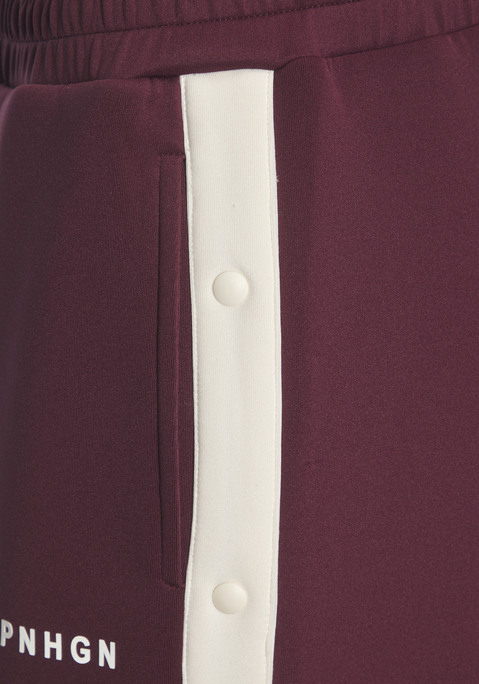 Bild: Relaxhose von Copenhagen Studios: Sportliche Hose von Copenhagen Studios mit weitem Bein. Druckknopfleiste entlang der Seiten. Elastischer Bund. Seitliche Kontraststreifen. Logodruck am Bein. Trageangenehmer Material-Mix.