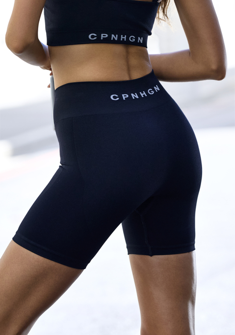 Bild: Seamless Shorts von Copenhagen Studios: Sportliche Shorts von Copenhagen Studios im nahtlosen Design. High-waist-Taillenbund. Besonders weiche Passform mit 4-Wege-Stretch. Mit eingestricktem Markenlogo. Ideal zu Crop-Tops. Dehnbares Polyamid.