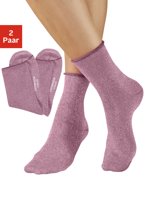 Bild: Socken von Copenhagen Studios: Modische Socken von Copenhagen Studios im 2er-Pack in schimmernder Optik mit schmalem Kontraststreifen. Rollbündchen und Markenlogo unter der Sohle. Flache Spitzennaht unter der Fußspitze für mehr Komfort. Weiche Qualität mit hohem Baumwollanteil.