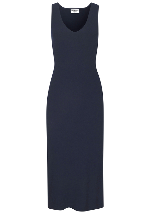 Bild: Strickkleid von Copenhagen Studios: Schlichtes Strickkleid von Copenhagen Studios im Rippmuster. Highlight: der Schlitz an einer Seite der gerade Silhouette. Mit V- Ausschnitt. Ohne Ärmel.  Perfekt für entspannte Tage zu Hause. Hergestellt aus fließendem, angenehm weichem Material.