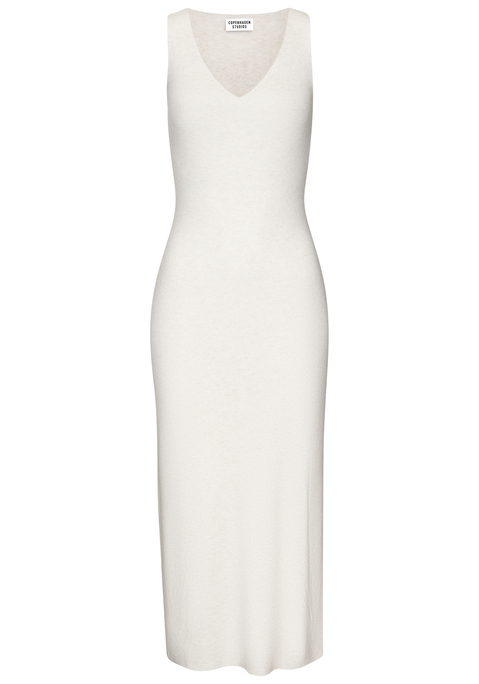 Bild: Strickkleid von Copenhagen Studios: Schlichtes Strickkleid von Copenhagen Studios im Rippmuster. Highlight: der Schlitz an einer Seite der gerade Silhouette. Mit V- Ausschnitt. Ohne Ärmel.  Perfekt für entspannte Tage zu Hause. Hergestellt aus fließendem, angenehm weichem Material.