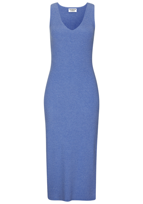 Bild: Strickkleid von Copenhagen Studios: Schlichtes Strickkleid von Copenhagen Studios im Rippmuster. Highlight: der Schlitz an einer Seite der gerade Silhouette. Mit V- Ausschnitt. Ohne Ärmel.  Perfekt für entspannte Tage zu Hause. Hergestellt aus fließendem, angenehm weichem Material.