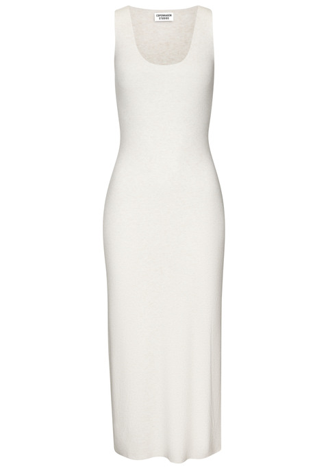 Bild: Strickkleid von Copenhagen Studios: Schlichtes Strickkleid von Copenhagen Studios im Rippmuster. Highlight: der Schlitz an einer Seite der gerade Silhouette. Tiefer, runder Ausschnitt. Ohne Ärmel.  Perfekt für entspannte Tage zu Hause. Hergestellt aus fließendem, angenehm weichem Material.