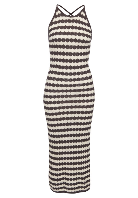 Bild: Strickkleid von Copenhagen Studios: <h3>Feminin und elegant: das Strickkleid von <strong>Copenhagen Studios</strong></h3>
<p>
Das atemberaubende Spaghettiträgerkleid mit amerikanischem Ausschnitt setzt mit seinem tiefen Rückenausschnitt und der figurbetonten Passform die Silhouette perfekt in Szene. Dieses Kleid vereint stilvolle Details mit einem modernen Design und hebt sich durch seine einzigartige Optik von anderen Kleidern ab. Ein Must-have für modebewusste Frauen!
</p>

<h4>Vielseitige Details und Pflegehinweise</h4>
<p>
Das Kleid bietet verstellbare Träger, die im Rücken gekreuzt werden können, was für zusätzlichen Komfort und Anpassungsfähigkeit sorgt. Die weiche Strickqualität sorgt rundum für Wohlgefühl und wirkt gleichzeitig elegant. Für die Pflege empfehlen wir eine Maschinenwäsche, um die Langlebigkeit des Stoffes zu gewährleisten.
</p>

<h4>Outfit-Tipps und Trageanlässe</h4>
<p>
Am besten sieht dieses Kleid zu lässigen Sneakern für einen entspannten Streetwear-Look aus oder mit Sandalen und einer stylischen Sonnenbrille für einen perfekten Strandbesuch. Es eignet sich hervorragend für verschiedene Anlässe, sei es ein Spaziergang im Park, ein Treffen mit Freunden oder entspannte Stunden zu Hause. Mit einem leichten Kimono oder einer Jeansjacke kann es für kühlere Abende ergänzt werden.
</p>

<p>
Mit dem stilvollen Strickkleid von <strong>Copenhagen Studios</strong> wird jeder Tag zu etwas Besonderem!
</p>