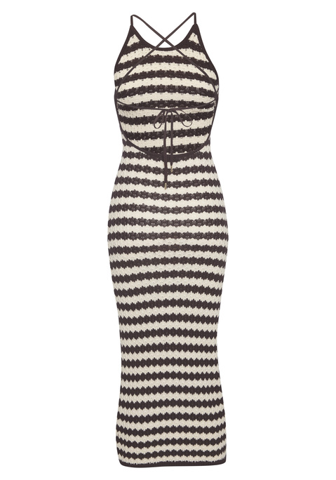 Bild: Strickkleid von Copenhagen Studios: <h3>Feminin und elegant: das Strickkleid von <strong>Copenhagen Studios</strong></h3>
<p>
Das atemberaubende Spaghettiträgerkleid mit amerikanischem Ausschnitt setzt mit seinem tiefen Rückenausschnitt und der figurbetonten Passform die Silhouette perfekt in Szene. Dieses Kleid vereint stilvolle Details mit einem modernen Design und hebt sich durch seine einzigartige Optik von anderen Kleidern ab. Ein Must-have für modebewusste Frauen!
</p>

<h4>Vielseitige Details und Pflegehinweise</h4>
<p>
Das Kleid bietet verstellbare Träger, die im Rücken gekreuzt werden können, was für zusätzlichen Komfort und Anpassungsfähigkeit sorgt. Die weiche Strickqualität sorgt rundum für Wohlgefühl und wirkt gleichzeitig elegant. Für die Pflege empfehlen wir eine Maschinenwäsche, um die Langlebigkeit des Stoffes zu gewährleisten.
</p>

<h4>Outfit-Tipps und Trageanlässe</h4>
<p>
Am besten sieht dieses Kleid zu lässigen Sneakern für einen entspannten Streetwear-Look aus oder mit Sandalen und einer stylischen Sonnenbrille für einen perfekten Strandbesuch. Es eignet sich hervorragend für verschiedene Anlässe, sei es ein Spaziergang im Park, ein Treffen mit Freunden oder entspannte Stunden zu Hause. Mit einem leichten Kimono oder einer Jeansjacke kann es für kühlere Abende ergänzt werden.
</p>

<p>
Mit dem stilvollen Strickkleid von <strong>Copenhagen Studios</strong> wird jeder Tag zu etwas Besonderem!
</p>