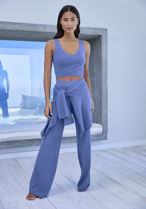 Bild: Stricktop von Copenhagen Studios: Stilvolles Crop Top von Copenhagen Studios in Rippstrick-Optik. Highlight: die V-Form am Ausschnitt. Breite Träger für guten Sitz. Taillenlanger Schnitt. Idealer Modebegleiter für den Home- und Loungewear-Bereich. Weiches, elastisches Material.