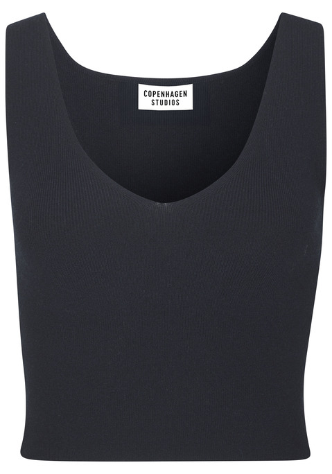 Bild: Stricktop von Copenhagen Studios: Stilvolles Crop Top von Copenhagen Studios in Rippstrick-Optik. Highlight: die V-Form am Ausschnitt. Breite Träger für guten Sitz. Taillenlanger Schnitt. Idealer Modebegleiter für den Home- und Loungewear-Bereich. Weiches, elastisches Material.