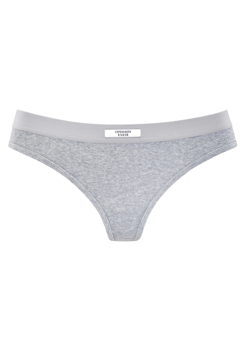 Bild: String von Copenhagen Studios: String von Copenhagen Studios. Vorn mit Logo-Patch am elastischen Bündchen. Trageangenehme, elastische Baumwoll-Ripp-Qualität.