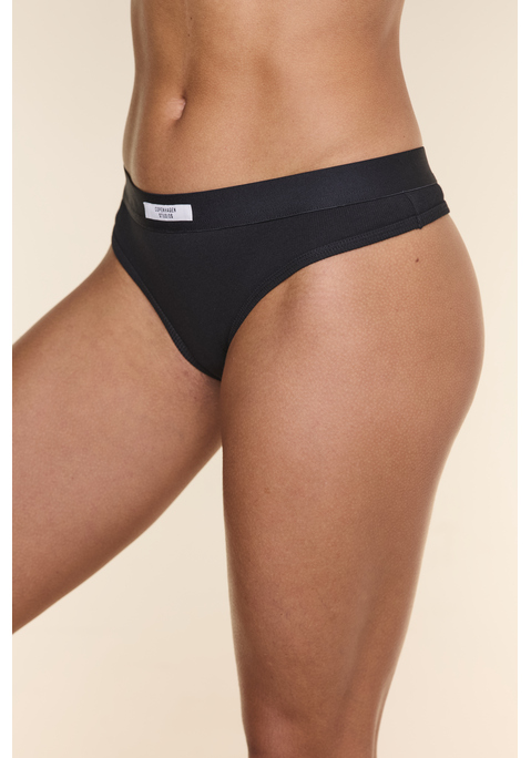 Bild: String von Copenhagen Studios: String von Copenhagen Studios. Vorn mit Logo-Patch am elastischen Bündchen. Trageangenehme, elastische Baumwoll-Ripp-Qualität.