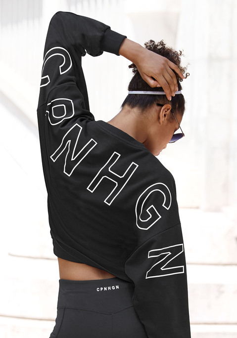 Bild: Sweatshirt von Copenhagen Studios: Gecropptes Sweatshirt von Copenhagen Studios mit hoch abschließendem Rundhalsausschnitt. Logoprint auf der Brust. Überschnittene Schultern. Lange Ärmel mit Rippbündchen. Für die Freizeit. Trageangenehme Sweatware.